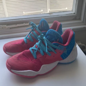 basketsko - Snygga Harden basketskor från Adidas!! De är Harden volym 4!! Okej skick förutom defekten på sista bilden då vår hund tuggade på den🫣 