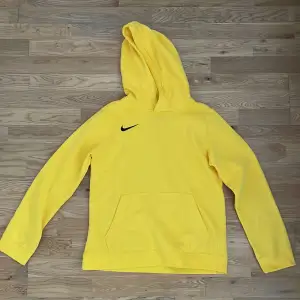 Yellow Nike hoodie i storlek stor. Har inte använts 