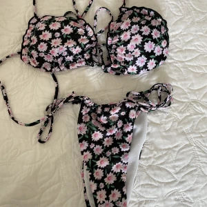 Gullig bikini - En söt bikini i storlek s, sitter väldigt smickrande på kroppen. Dock passade inte överdelen mig vilket är varför jag nu säljer både överdel och underdel. Den är alltså helt oanvänd!