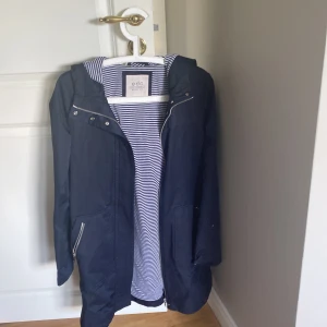 kappa - Snygg kappa från edc by Esprit!! Använd ett par fåtal gånger men super fint skick!! 