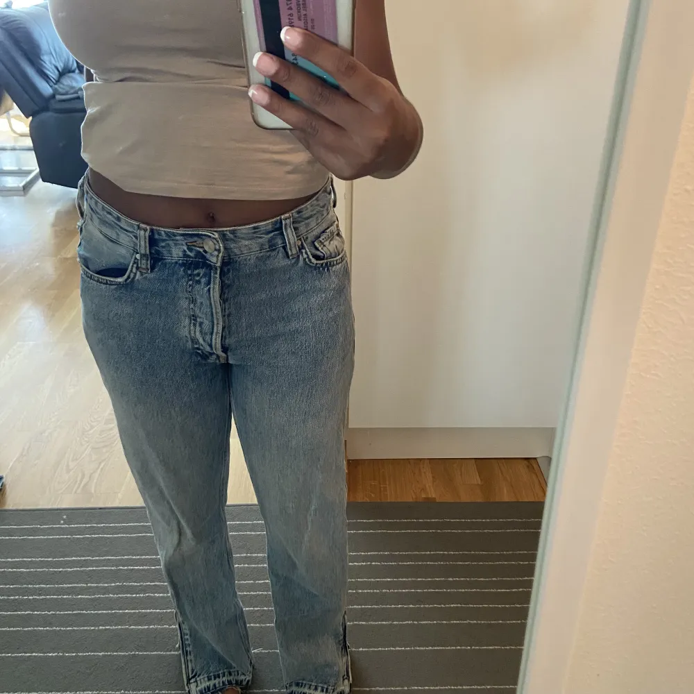 Säljer ett par straight leg jeans från Karve. Superfina och sköna. Sitter midwaist på mig som är 167 ungefär🩷. Jeans & Byxor.