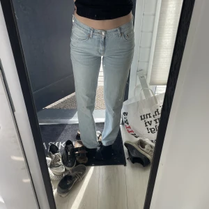 Gina jeans - Jeans från Gina tricot. Låg midjade och raka i modellen. Väldigt sköna. 