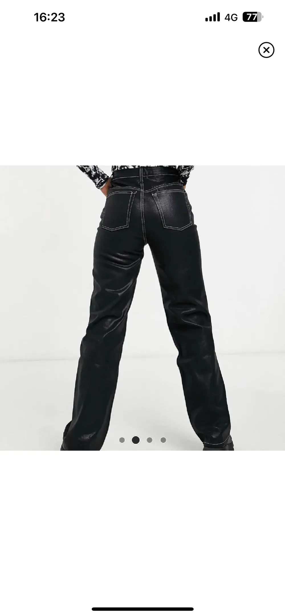 Coola glansiga svarta jeans med vita sömmar. Rak passform!! . Jeans & Byxor.