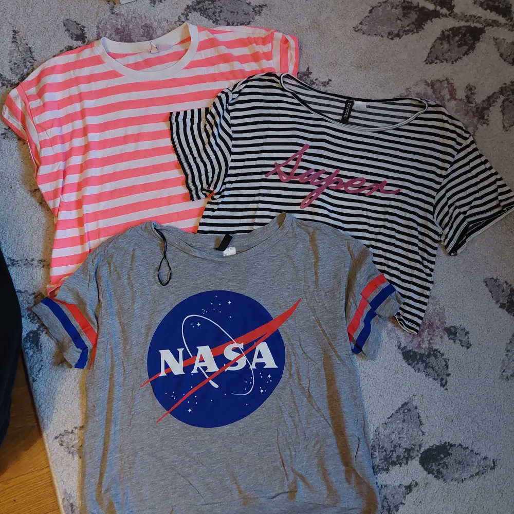 29kr för alla 3 tshirts!!  Skickas i samma paket🌻 Alla plaggen kommer från H&M. Storlekar: Rosa (M), Grå (S), vitsvart (XS). 29 kr för alla 3 Däremot sitter alla 3 likadant trots deras olika storlekar. Den rosa och vitsvarta är något kortare än den gråa.. T-shirts.