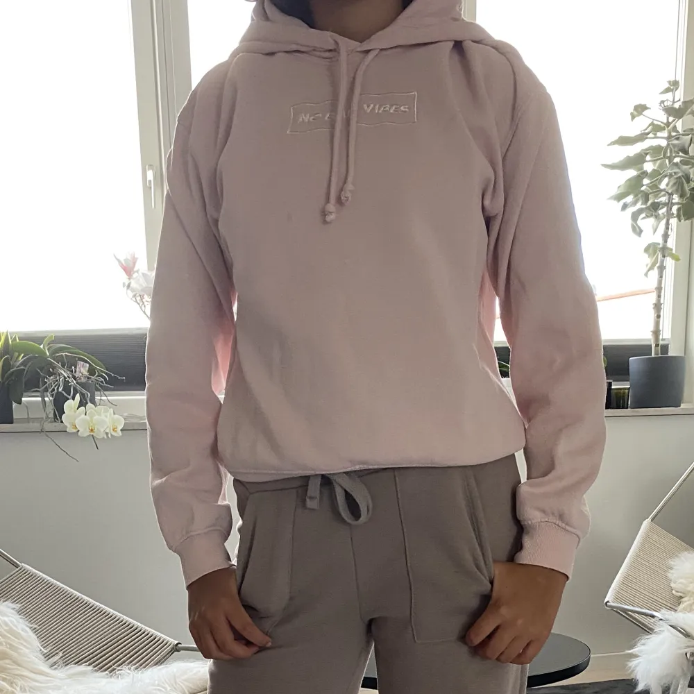 En mys hoodie i storlek S, använd 2 gånger. Säljer pågrund av lite användning. Nypris 300kr, Säljes för 110 kr. . Hoodies.