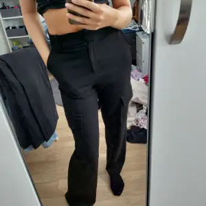 Snygga svarta kostymbyxor med fickor från Zara. Sparsamt använda och superskönt material!! 🥰 Lagom långa på mig som är ca 170 cm