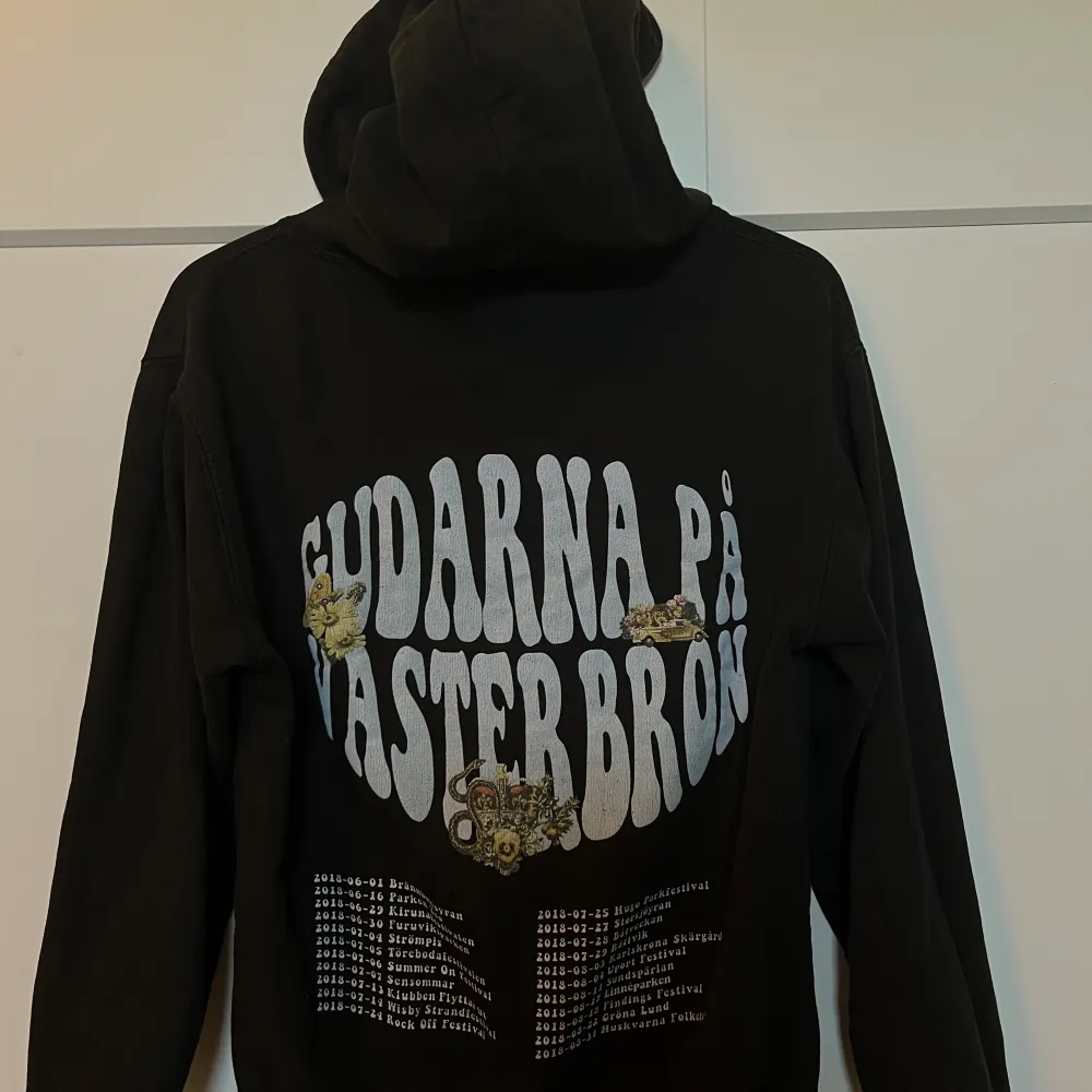 Säljer min Hov1 hoodie. Fint skick nästan aldrig använd . Hoodies.