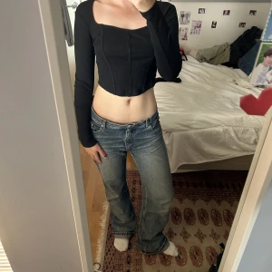  långarmad tröja  - Långarmad tröja formad som en korsett 