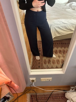 Weekday byxor - Blåa weekday byxor, väldigt sköna och mysiga att ha på sig men fungerar bra som vardags byxor