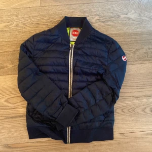 Colmar jacka - En superfin colmar jacka i allmänt bra skick. En gammal version i mansstorleken M. Jackan skulle troligtvis passa kvinna i M/L. Priset går att diskutera!