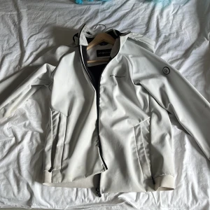 Sail racing jacka - Säljer den för den passar inte mig längre, storlek M använt ett par säljer den för att den inte passar längre använt ett par gånger, storlek M, den är lite fläckig, köpt för 2000 p sailracing sidan men säljer den för 1000