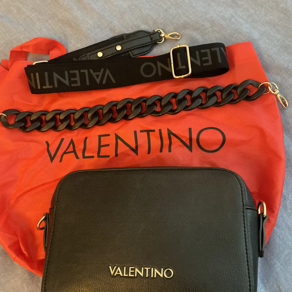 Säljer min fina valentino väska! Väl omhändertagen! 🫶🏼💞Följer med två band, ett längre och ett kort! 💞🌸Snygg både som vardags väska men även som en ute väska!!😍🫶🏼Kan diskutera pris!. Accessoarer.