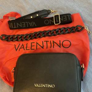 Säljer min fina valentino väska! Väl omhändertagen! 🫶🏼💞Följer med två band, ett längre och ett kort! 💞🌸Snygg både som vardags väska men även som en ute väska!!😍🫶🏼Kan diskutera pris!