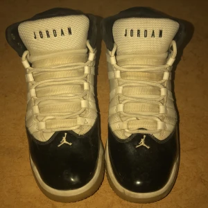 Jordan max aura  - Jordan 11, ingen box och kommer inte med extra skosnören. Kommer i helt okej skick 