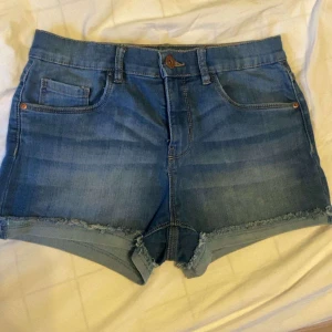 Shorts till sommarn! - Mörkblåa short i stl 170. Shortsen är använda men syns varken utanfå eller inifrån, så så fina till sommaren! Affärspris 299kr, men säljs för 149kr för dem inte längre kommer till användning. Kontakta oss ifall bild när shortsen sitter på behövs💞