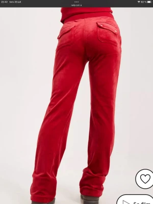 Juicy couture - Säljer dessa röda juicy couture byxor i storlek M, kan även byta mot ett par juicy couture byxor helst färgen grå. Dem är förstora för mig därför säljer jag, fint skick och använt 2-4 gånger