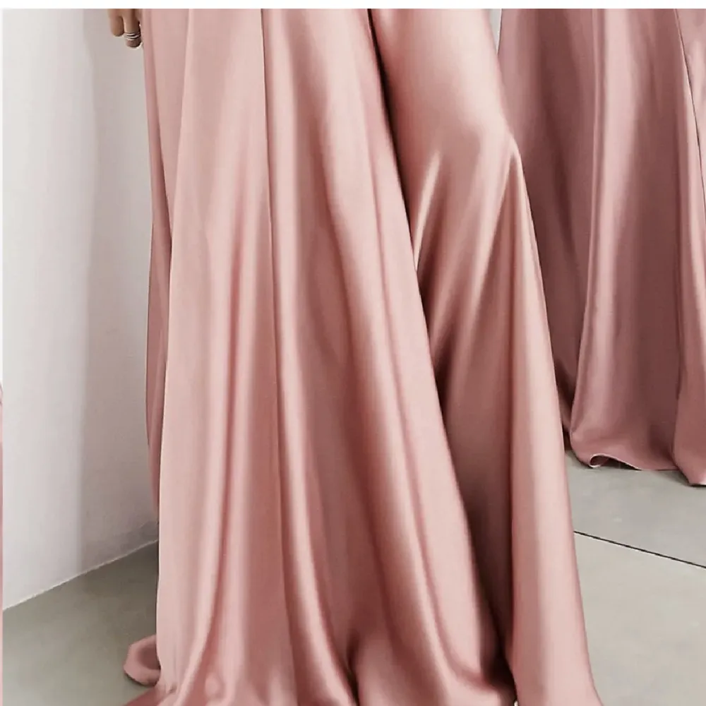 Dammrosa klänning från Asos. Använt den bara 1 gång. Sitter bra och är lång. Köpte den själv för 1500kr.. Klänningar.
