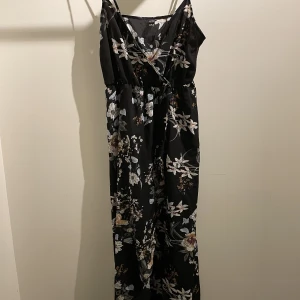 Långklänning - Långklänning med slit. Helt oanvänd.