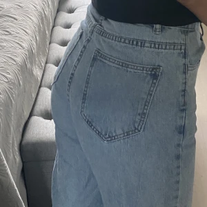 Jeans - Vanliga momjeans med hål i. Ganska använda men fortfarande sköna 