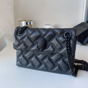 Kurt geiger väska - Säljer min superfina väska ifrån Kurt Geiger som är i jättebra skick och utan defekter! Skriv för frågor eller funderingar!💗💗💗💗