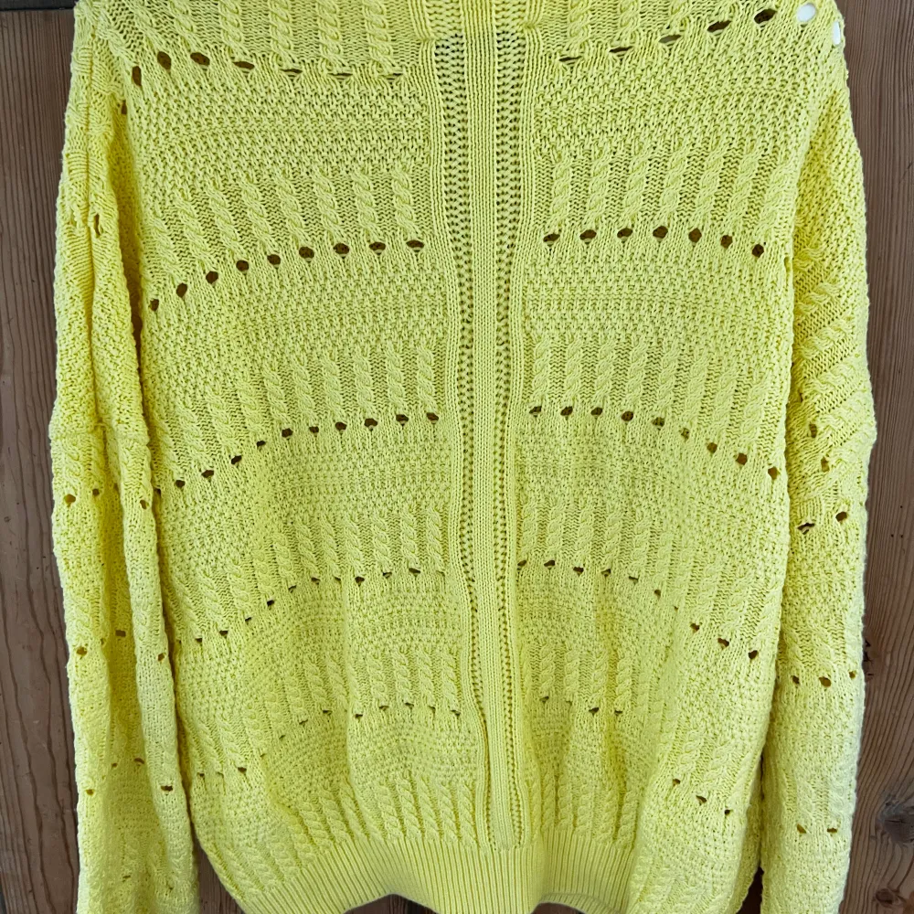 Jättesöt gul tröja från mango, använd ett fåtal gånger men känns inte som min stil längre:). Stickat.