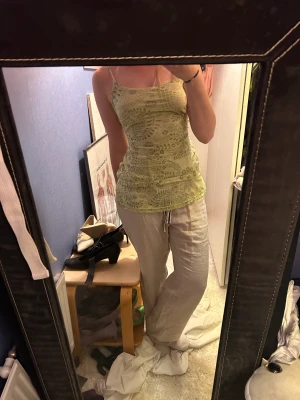 Linne - Väldigt fint grönt linne med som man kan  knyta i ryggen