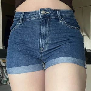 blåa shots  - snygga jeans shorts som tyvärr är för stora i midjan för mig💕