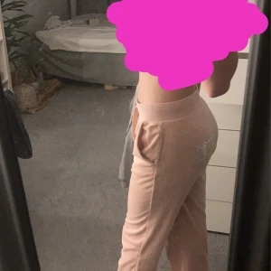 Rosa juicy byxor  - Säljer mina rosa juicy byxor i xs då dem inte kommer till användning, de är äkta och i bra skick, köpare står för frakt kontakta vid frågor.