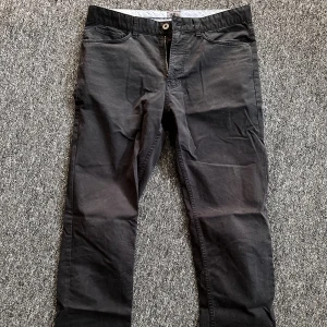 Kostymbyxor - Svarta kostymbyxor från H&M Kan mötas upp i Umeåområdet eller fraktas på köparens bekostnad 