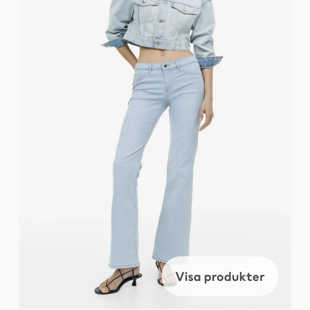 Säljer dessa jättefina ljusblå lågmidjade heans från H&M som är slutsålda i denna storlek. PS: jag är 165.  Nypris:300kr. Jeans & Byxor.