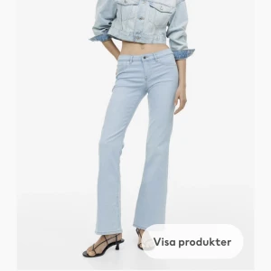 Lågmidjade jeans - Säljer dessa jättefina ljusblå lågmidjade heans från H&M som är slutsålda i denna storlek. PS: jag är 165.  Nypris:300kr