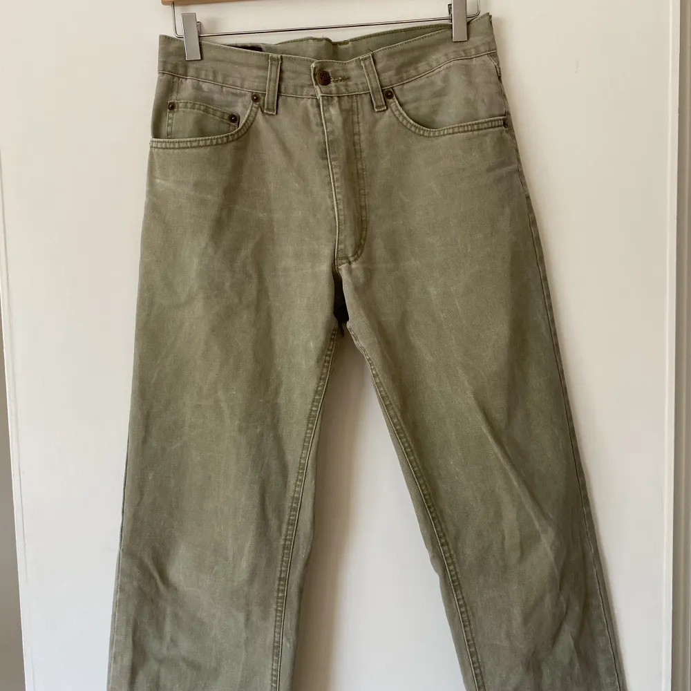 100% bomull. Olivgröna. 30-31 i midja och 32 på längd. Rak passform.. Jeans & Byxor.