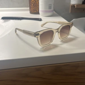 Chimis - Sparsamt använda chimis i den beigea färgen. Perfekta i sommar och höst. För fler frågor och funderingar kom privat.  