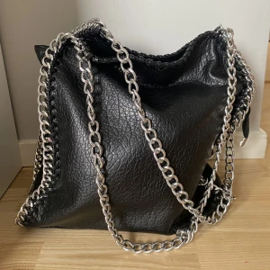 Tiamo väska storlek L - Jättefin Tiamo väska i den stora storleken. Utsidan har inga defekter, däremot har insidan någon liten fläck och hörnet lossnat lite från sömnen (se bilder!) men absolut inget som stör. Finns fler bilder att se. Bud är exklusive frakt!!!💕