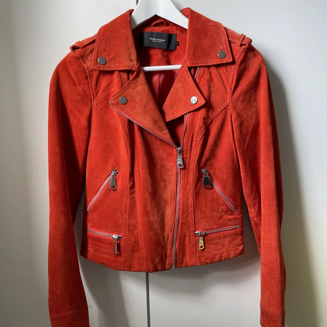 Röd äkta mockajacka 