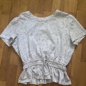 Prickig T-shirt  - Jättefin tröja med resor vid magen