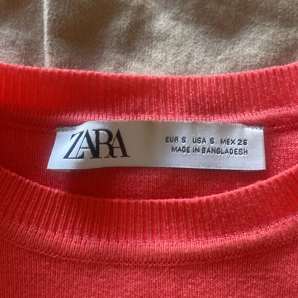 säljer ett linne ifrån zara i en fin rosa/korall färg som är extra fin till sommaren🩷 sparsamt använd så topp skick!!👌🏼. Toppar.