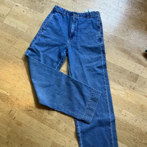 Oversized chinos/jeans - Helt nya och oanvända chinos från Zara Storlek 40 men är som på bilderna för någon med storlek 36/38