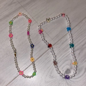 Halsband  - 2 pärlhalsband med figurer på, båda för 10 eller 5kr st (EJ FRI FRAKT