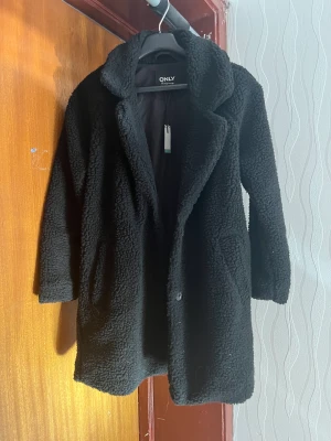 Kappa  - Mysig teddykappa som är helt ny i storlek 34