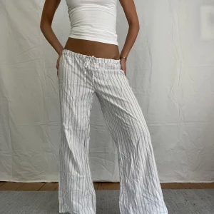 Lågmidjade randiga pyjamasbyxor  - Lågmidjade randiga pyjamasbyxor från h&m stl s, midjemått 80cm (finns resår och knytsnören) innerbenslängd 75cm, jag är 174!  Direktpris: 300kr