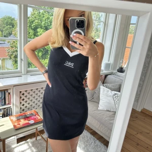 Svart klänning - Säljer en svart klänning som är köpt på secondhand. På framsidan står det Dolce & Gabbana. Klänningen är ganska stretchig så passar nog någon med storlek S-L beroende hur man vill att den ska sitta❤️