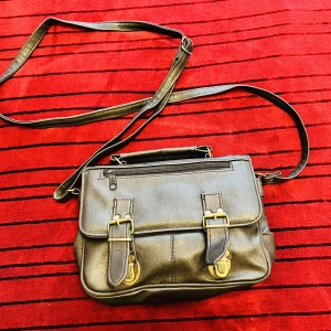 Axelrem dam väska säljes - Superfin axelrem dam väska.  Färg svart, i skin.  Gott om fack.  Oanvänd (som ny) 