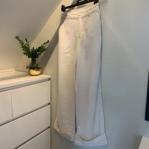 Somriga byxor - Beigea jättefina och sköna byxor! Älskade dessa, men har vuxit ur dem så hoppas någon annan kan få uppskatta dem med!  ☺️