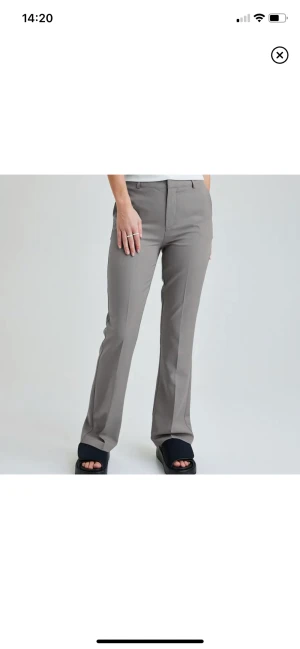 Slutsålda Vilma Petite kostymbyxor grå - Helt slutsålda kostymbyxor från BikBok. Aldrig använda då de ej passade. 