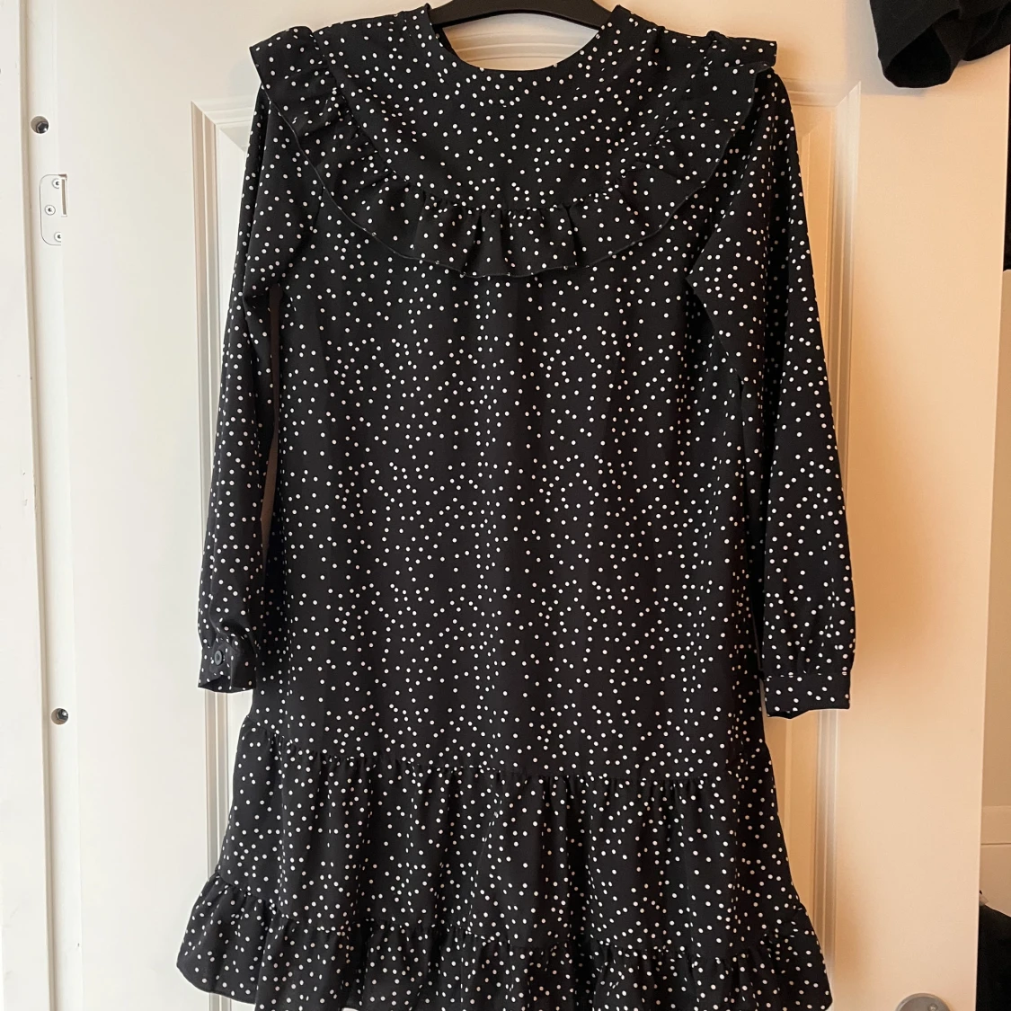 Svart klänning med prickar 