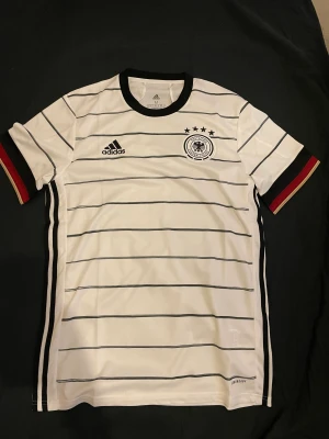 Tyskland fotbolls T-shirt  - Storlek M helt ny aldrig andvänd 