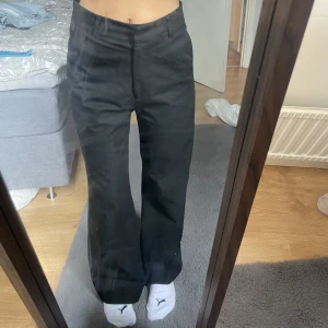 Kostymbyxor  - Ett par ganska använda kostymbyxor från madlady, stl 36 längd 28. Säljer pga dem har blivit för stora på mig!😊
