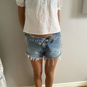 Jeansshorts - Super söta jeansshorts med medelhög midja. Storlek 32. Klicka inte på köp nu utan hör av dig till mig istället. 