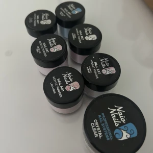 Nailo-Nails Acrylic Powder  - Akrylpuder i 7 stycken olika färger. Alla är helt oanvända.  Köpt för ca 70:-/styck. Säljer dem alla för 250:-. 🥰
